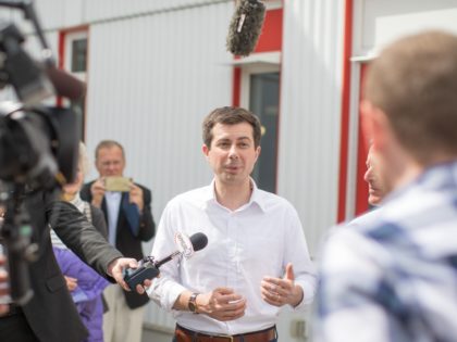 LONDONDERRY, NH - APRIL 19: Democratic Presidential candidate, South Bend Mayor Pete Butti