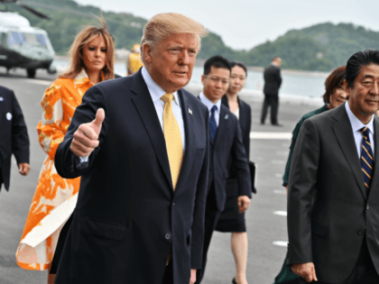 U.S President Donald Trump (C) and his wife Melania Trump , flanked by Mr and Mrs Abe onbo