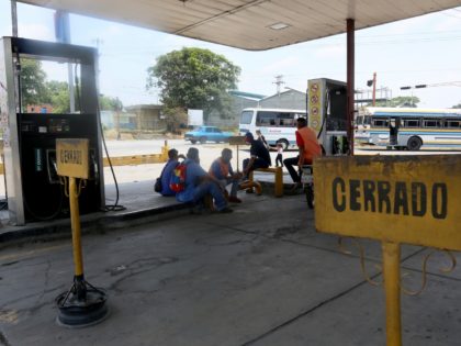 BARQUISIMETO, VENEZUELA - APRIL 29: Workers and customers of a petrol station talk as the service is interrupted during to petrols shortage on April 29, 2019 in Barquisimeto, Venezuela. (Photo by Edilzon Gamez/Getty Images)