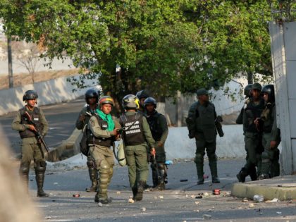 Pro-Maduro military forces clash with pro-Guaidó demonstrators near La Carlota air force