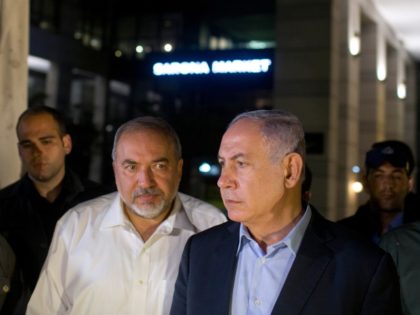 Israeli Prime Minister Benjamin Netanyahu (R) and Defence Minister Avigdor Liberman speak