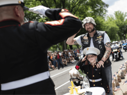 Washington (AFP) – More than 100,000 flag-bearing bikers, many of … A father takes his son wearing a Marine uniform to salute Marine Staff Sgt. Tim Chambers, "the saluting Marine", as they take part in the "Rolling thunder" parade, part of the Memorial weekend honouring war veterans in Arlington, near Washington, on May 26 2019. - Thousands of bikers converged on …