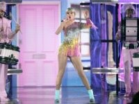 LAS VEGAS, NEVADA - MAY 01: Taylor Swift (C) performs with drummers during the 2019 Billboard Music Awards at MGM Grand Garden Arena on May 1, 2019 in Las Vegas, Nevada. (Photo by Ethan Miller/Getty Images)