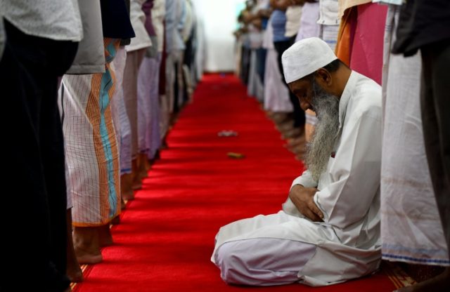 Sri Lanka slaps controls on mosques after jihad attacks