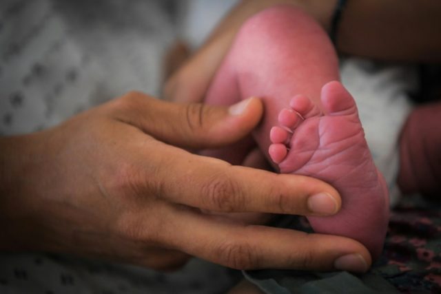 US births fall to lowest level in 32 years: CDC