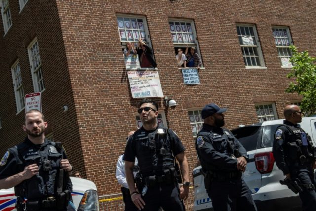 Pro-Maduro protestors evicted from Venezuela embassy in US