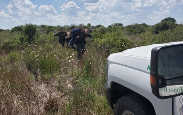 Falfurrias Station Border Patrol agents carry four distressed migrants out of the Brooks County, Texas, brush. (Photo: U.S. Border Patrol/Rio Grande Valley Sector)