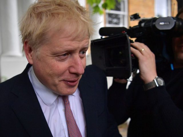 Conservative MP Boris Johnson (L) leaves a house in London on June 7, 2019. - Boris Johnso