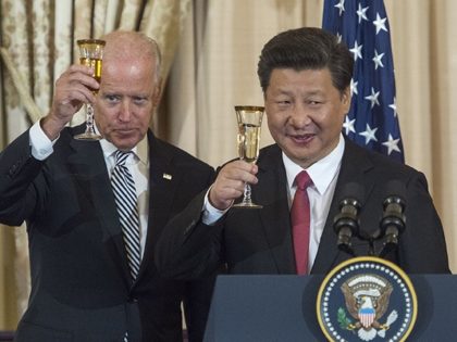 (L-R) US Vice President Joe Biden, Chinese President Xi Jinping and US Secretary of State John Kerry make a toast during a State Luncheon for China hosted by Kerry on September 25, 2015 at the Department of State in Washington, DC. AFP PHOTO/PAUL J. RICHARDS (Photo credit should read PAUL …