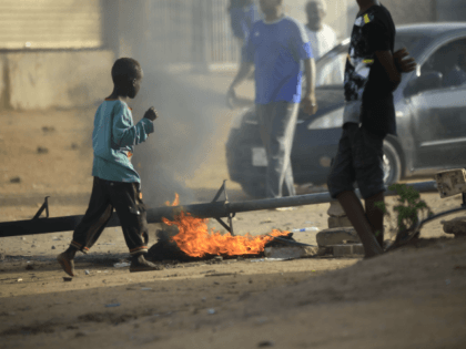 Locals set tyres on fire and block a sidestreet leading to their neighbourhood in the Sudanese capital Khartoum to stop military vehicles from driving through the area on June 4, 2019. - Sudan's protest movement called the same day for fresh rallies and rejected the military rulers' election plan after …