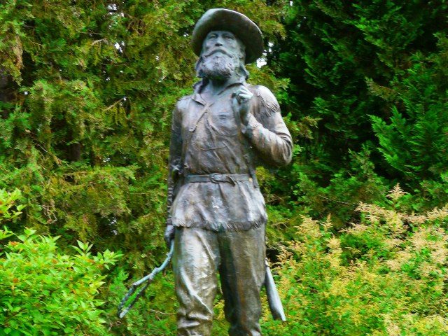 University of Oregon statue