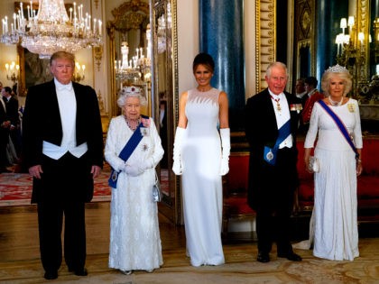 Britain's Queen Elizabeth II (2L), US President Donald Trump (L), US First Lady Melania Tr