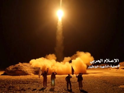 An image grab taken from a video handed out by Yemen's Huthi rebels on March 27, 2018 shows what appears to be Huthi military forces launching a ballistic missile on March 25 reportedly from the capital Sanaa. / AFP PHOTO / Anssarullah Media Center / - / RESTRICTED TO EDITORIAL …
