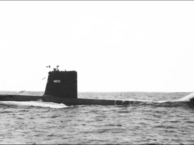 Photo non datee du "Minerve", un submersible de classe "Daphne" lors d'un exercice. Deux b