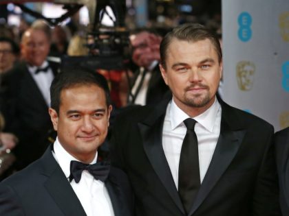 US producers Riza Aziz (L) and Joey McFarland (R) with US actor Leonardo DiCaprio (C) arriving on the red carpet for the BAFTA British Academy Film Awards at the Royal Opera House in London on February 16, 2014. AFP PHOTO / ANDREW COWIE (Photo credit should read ANDREW COWIE/AFP/Getty Images)