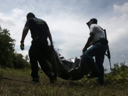 Mexican police carry body. (© AFP/File Pedro Pardo)