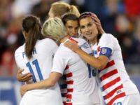 Το Στάδιο Crowd φέρεται να τραγουδά «ισότιμη αμοιβή» καθώς η ομάδα των γυναικών των ΗΠΑ κερδίζει