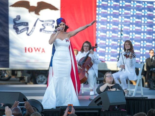 DES MOINES, IA - OCTOBER 24: Singer Katy Perry rallies supporters of Democratic presidenti