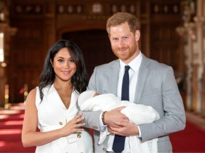 WINDSOR, ENGLAND - MAY 08: Prince Harry, Duke of Sussex and Meghan, Duchess of Sussex, pose with their newborn son Archie Harrison Mountbatten-Windsor during a photocall in St George's Hall at Windsor Castle on May 8, 2019 in Windsor, England. The Duchess of Sussex gave birth at 05:26 on Monday …