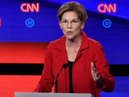 Democratic presidential hopeful US Senator from Massachusetts Elizabeth Warren (R) speaks