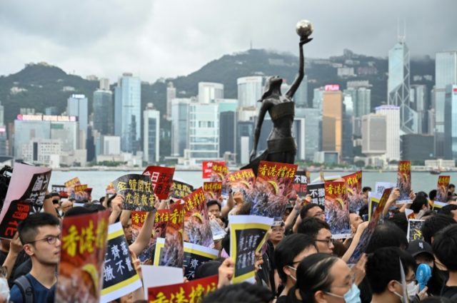 Mainlanders among Hong Kong protesters, though many stay away