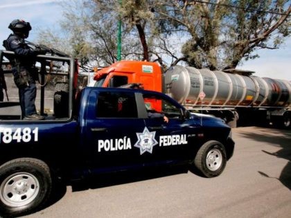 Mexican federal police guard a fuel distribution and storage facility in Guanajuato, Mexico. (File Photo: ULISES RUIZ/AFP/Getty Images)