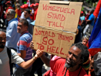 Pro-government protesters rally against US sanctions in Caracas on August 7, 2019. - Washington warned China and Russia to avoid doing business with the Venezuelan regime of Nicolas Maduro, as delegates from some 60 countries discussed ways of ending the crisis in the South American nation. The admonition Tuesday came …
