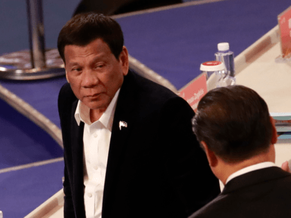 Philippine President Rodrigo Duterte (L) and Chinese President Xi Jinping attend the FIBA