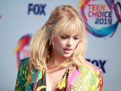 HERMOSA BEACH, CALIFORNIA - AUGUST 11: Taylor Swift attends FOX's Teen Choice Awards 2019 on August 11, 2019 in Hermosa Beach, California. (Photo by Rich Fury/Getty Images)