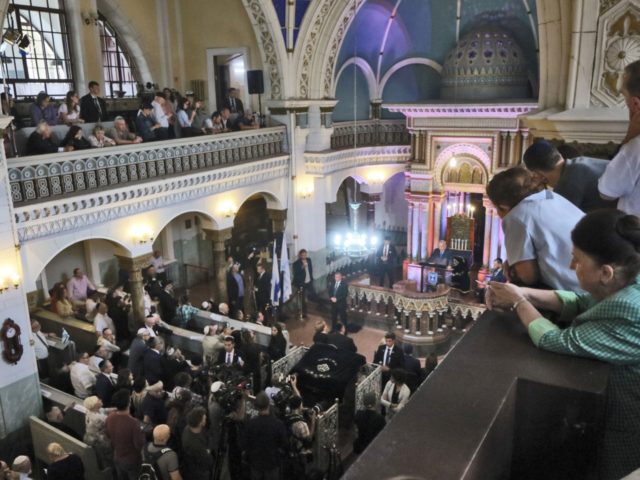 The Prime Minister of Israel Benjamin Netanyahu (C) speaks as he visits the the Choral Synagogue in Vilnius on August 26, 2018. (Photo by Petras Malukas / AFP) (Photo credit should read PETRAS MALUKAS/AFP/Getty Images)