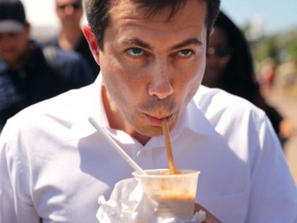 ES MOINES, IOWA - AUGUST 13: Democratic presidential candidate and South Bend, Indiana, Mayor Pete Buttigieg drinks a root beer float while talking with journalists as he walks through the Iowa State Fair August 13, 2019 in Des Moines, Iowa. Twenty-two of the 23 politicians seeking the Democratic Party presidential …