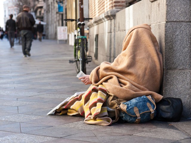 Man Honors Stranger Who Helped When Family Was Homeless - Vimarsana News