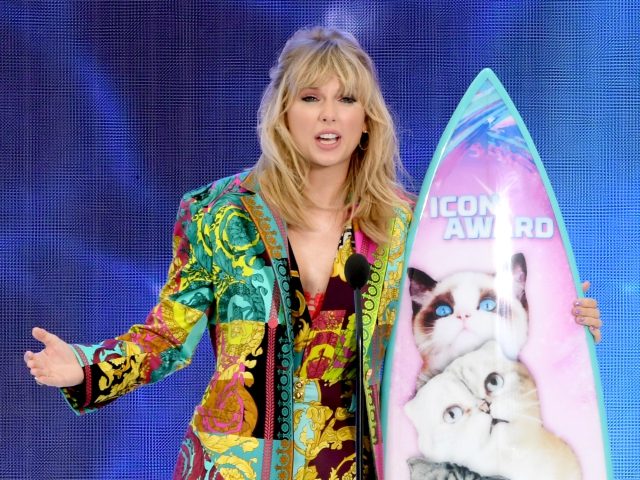 HERMOSA BEACH, CALIFORNIA - AUGUST 11: Taylor Swift accepts the Teen Choice Icon Award onstage during Fox's Teen Choice Awards at the Hermosa Beach Pier on August 11, 2019 in Hermosa Beach, California. (Photo by Kevin Winter/Getty Images)