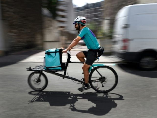 French Deliveroo cyclists urge boycott in pay dispute