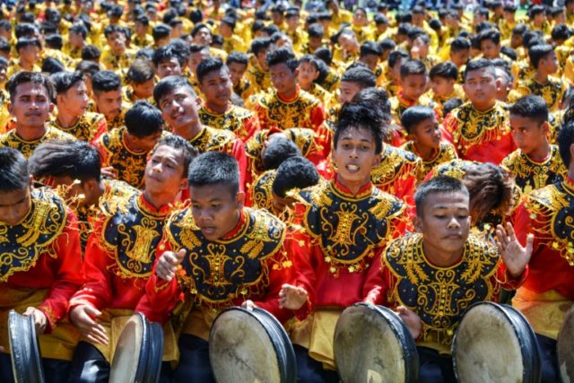 Acehnese hold mass dance for Indonesian independence day