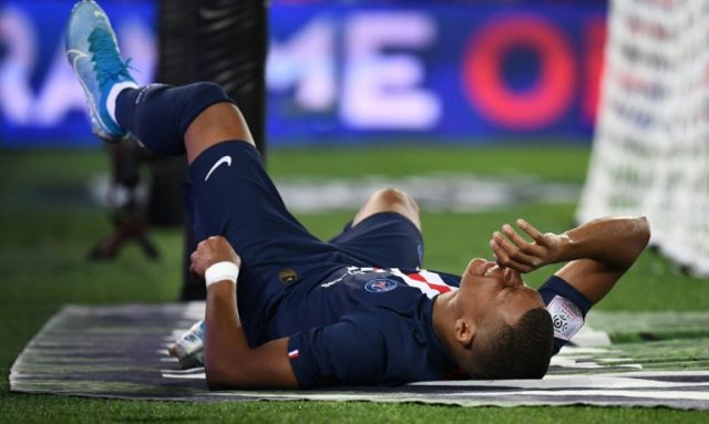Cavani, Mbappe injured as PSG's problems pile up despite win