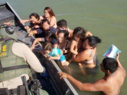 Del Rio Sector Border Patrol agents rescue 13 Honduran migrants, including six children from the Rio Grande near Eagle Pass, Texas. (Photo: U.S. Border Patrol/Del Rio Sector)