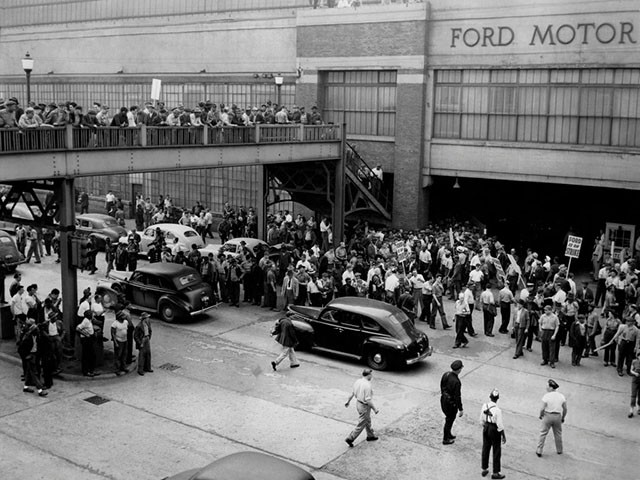 Picture taken in April 1950 of workers of Ford Motor Company on strike in Detroit, Michigan. / AFP PHOTO / - (Photo credit should read -/AFP/Getty Images)