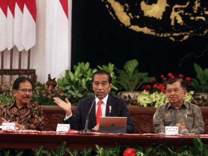 Indonesian President Joko Widodo (C) gestures next to Vice President Jusuf Kalla (R) and Minister of Agriculture and Land-Planning Sofyan Djalil (L) during a press conference about the new capital, at the presidential palace in Jakarta on August 26, 2019. - Indonesia has chosen the eastern edge of jungle-clad Borneo …