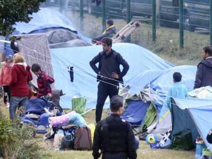People leave the Grande Synthe migrant camp during its evacuation by French gendarmes on S