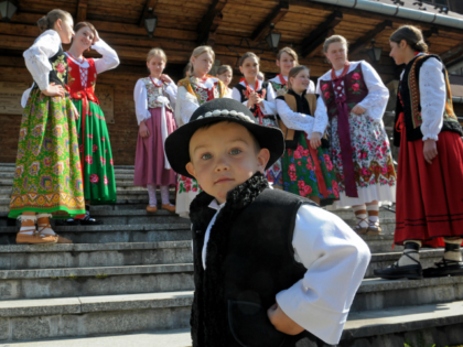 TO GO WITH AFP STORY BY MAJA CZARNECKA Polish highlander boy and women in traditional cost