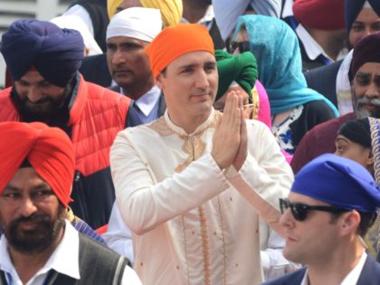 Canadian Prime Minister Justin Trudeau (C) pays his respects at the Sikh Golden Temple in