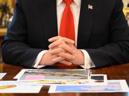 Trump hands Oval Office (Jim Watson / AFP / Getty)