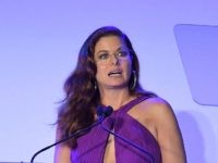HOLLYWOOD, CA - AUGUST 18: Debra Messing receives the Angel Award at Project Angel Food's 2018 Angel Awards on August 18, 2018 in Hollywood, California. (Photo by Charley Gallay/Getty Images for Project Angel Food)