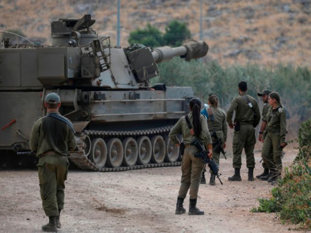 Israeli soldiers stand next to a self-propelled artillery gun near the Lebanese border outside the northern Israeli town of Kiryat Shemona on August 31, 2019. - Israeli Prime Minister Benjamin Netanyahu suggested that Hezbollah leader Hasan Nasrallah "calm down" after the latter warned in a televised speech last week of …
