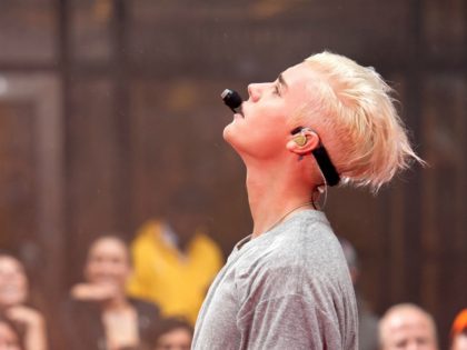 NEW YORK, NY - SEPTEMBER 10: Justin Bieber performs on NBC's "Today" at Rockefeller Plaza on September 10, 2015 in New York City. (Photo by D Dipasupil/Getty Images)