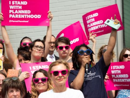 Kawanna Shannon(2R), director of surgical services for Planned Parenthood in St. Louis, speaks alongside pro-choice supporters as they hold a rally outside the Planned Parenthood Reproductive Health Services Center in St. Louis, Missouri, May 31, 2019, the last location in the state performing abortions. - A US Court on May …