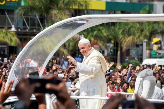 Mozambicans trek from far and wide to attend mass by Pope Francis