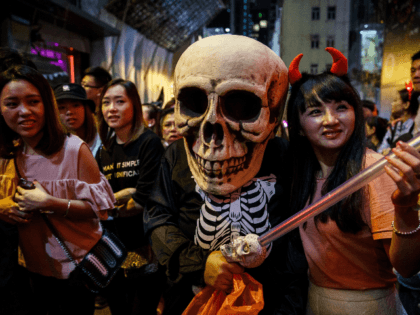 People celebrate Halloween in Hong Kong on October 31, 2016. / AFP / Anthony WALLACE (Phot