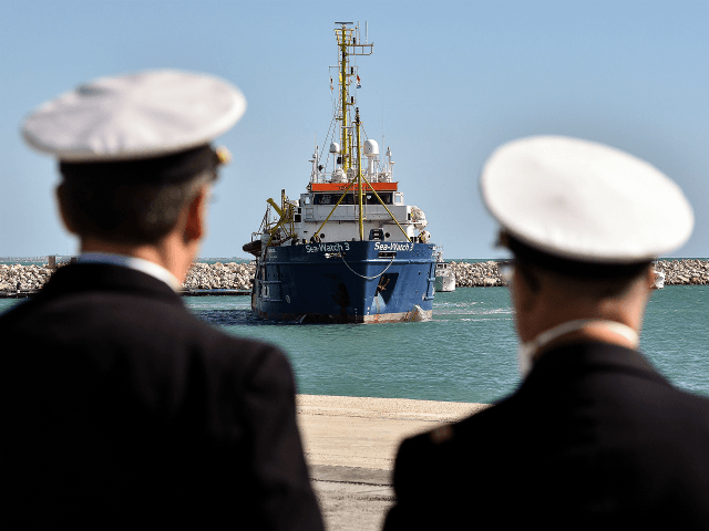 Officiers look at the German NGO Sea Watch3 ship arriving in the Sicilian harbor of Pozzallo. During a shipwreck, five people died, including a newborn child. According to the German NGO Sea-Watch, which has saved 58 migrants, the violent behavior of the Libyan coast guard caused the death of five …
